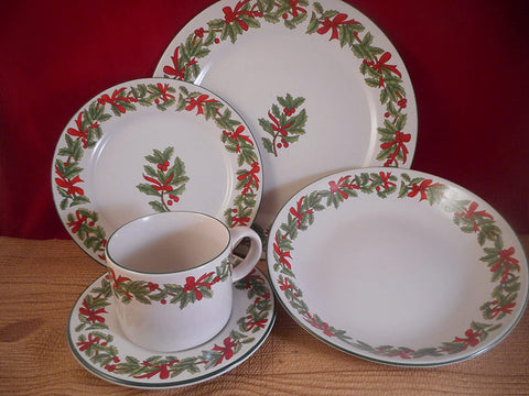 FREE SHIPPING Holly Berry 20 Piece Christmas Dinnerware Set Service for 4